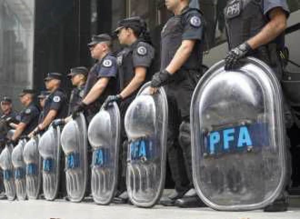 Disponen un aumento del 10 por ciento para Policía Federal, pero el 65% del personal seguirá bajo la línea de la pobreza