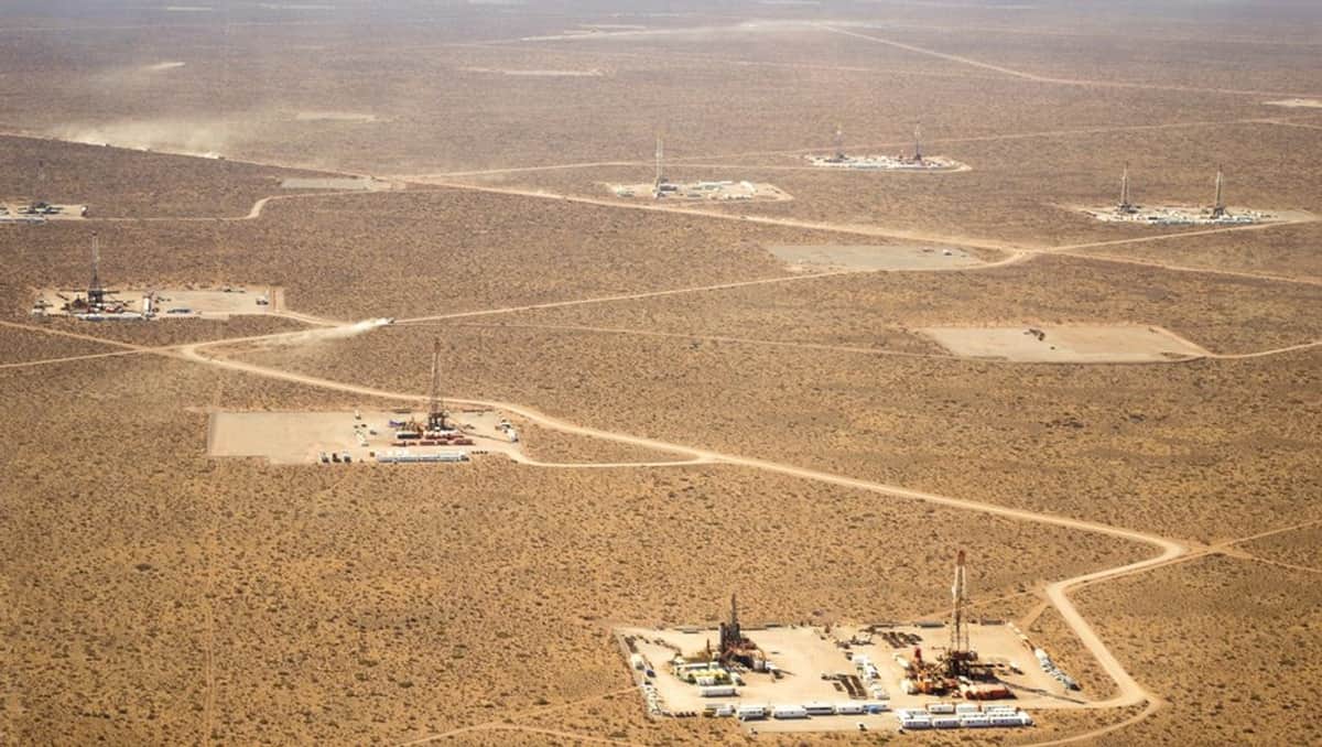 Las petroleras de Vaca Muerta acuerdan con Neuquén adelantar US$154,5 millones para obras en rutas