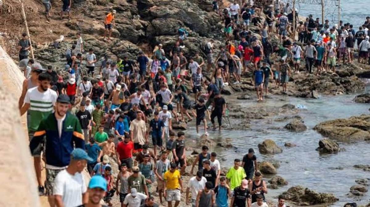 Detienen a cuatro inmigrantes por apedrear a soldados en Ceuta