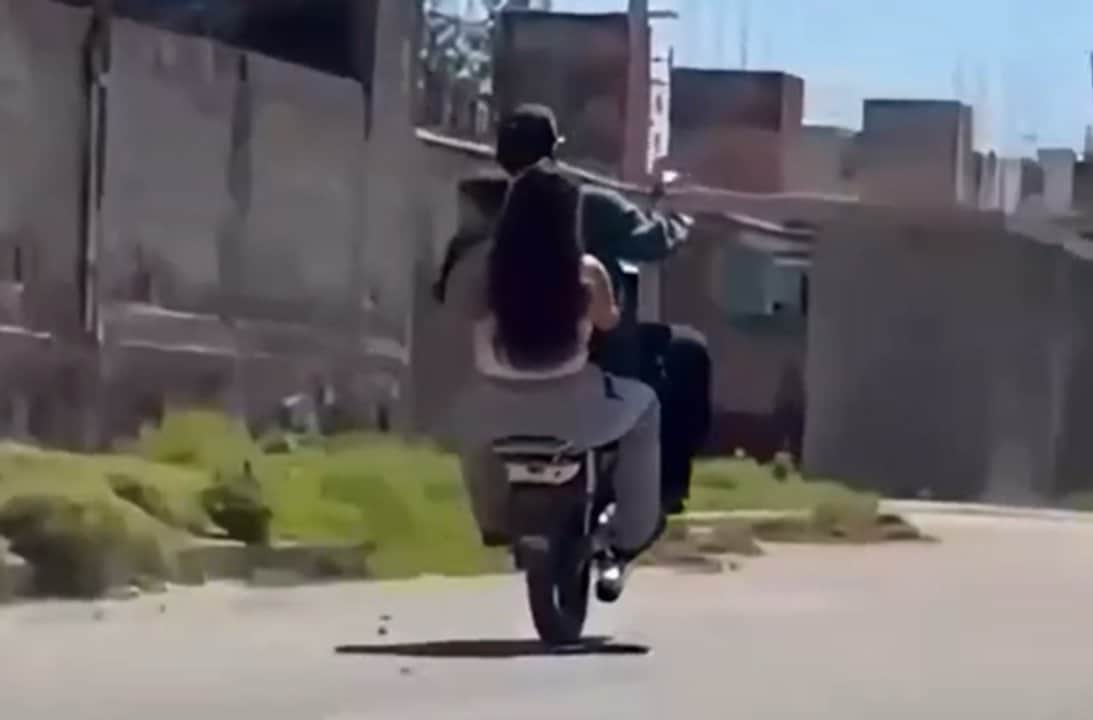 Investigan a una pareja de Catamarca que hizo "willy" en una moto con un bebé en brazos