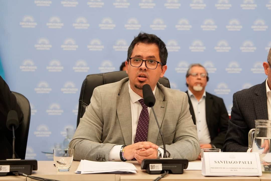 El oficialismo activa comisión para hablar de endeudamiento familiar y la oposición denuncia una “cortina de humo”