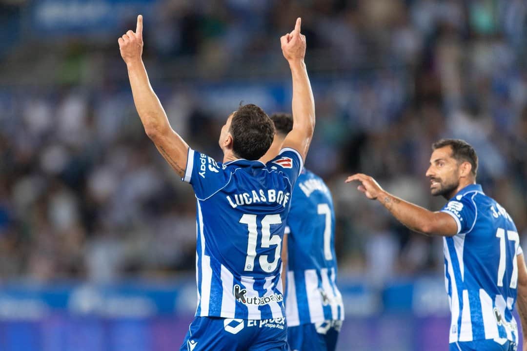 El Alavés derrotó al Villarreal y subió al primer puesto de LaLiga
