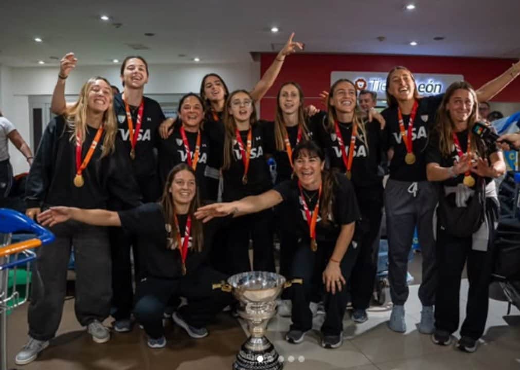 Las Leonas llegaron al país tras la histórica conquista en el Mundial de hockey