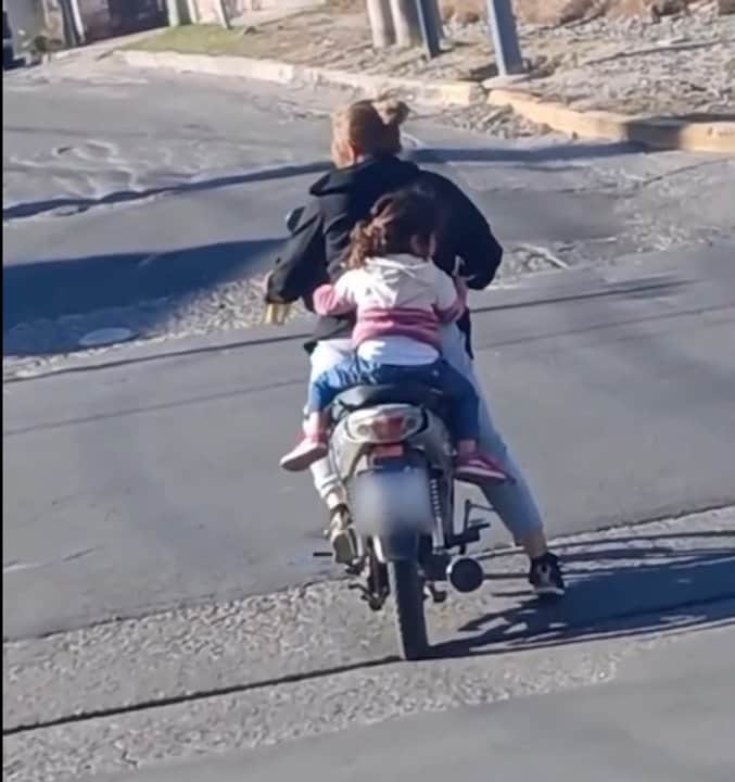 Catamarca: una mujer fue filmada mientras conducía una moto de manera temeraria