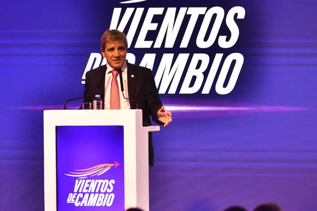 “Es obvio”: Caputo explicó por qué la economía va en dos velocidades distintas