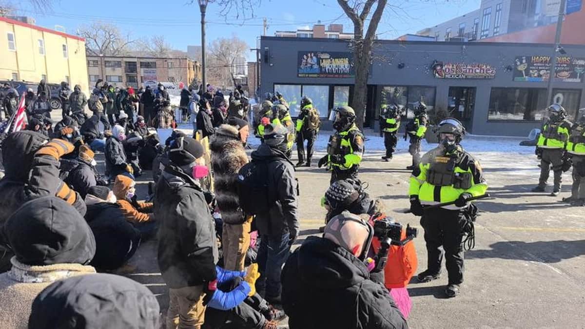 Minneapolis: un hombre mató a dos personas, hirió a policías y se quitó la vida en un edificio