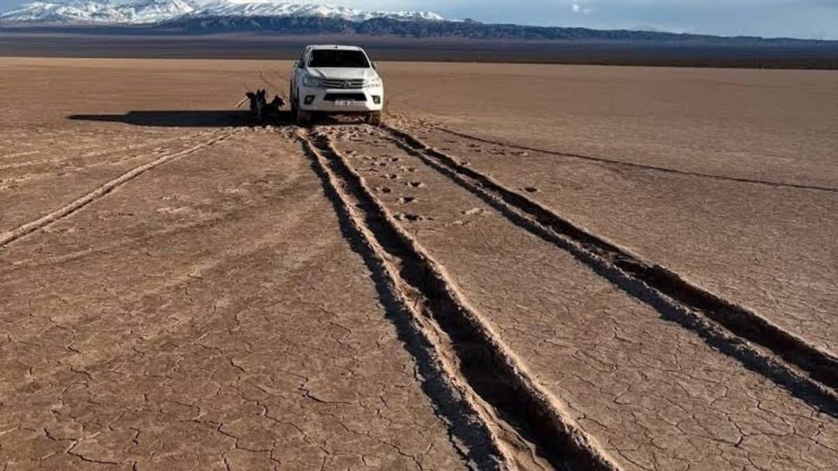 A casi un mes, todavía no removieron la camioneta que quedó atrapada en Pampa de Leoncito