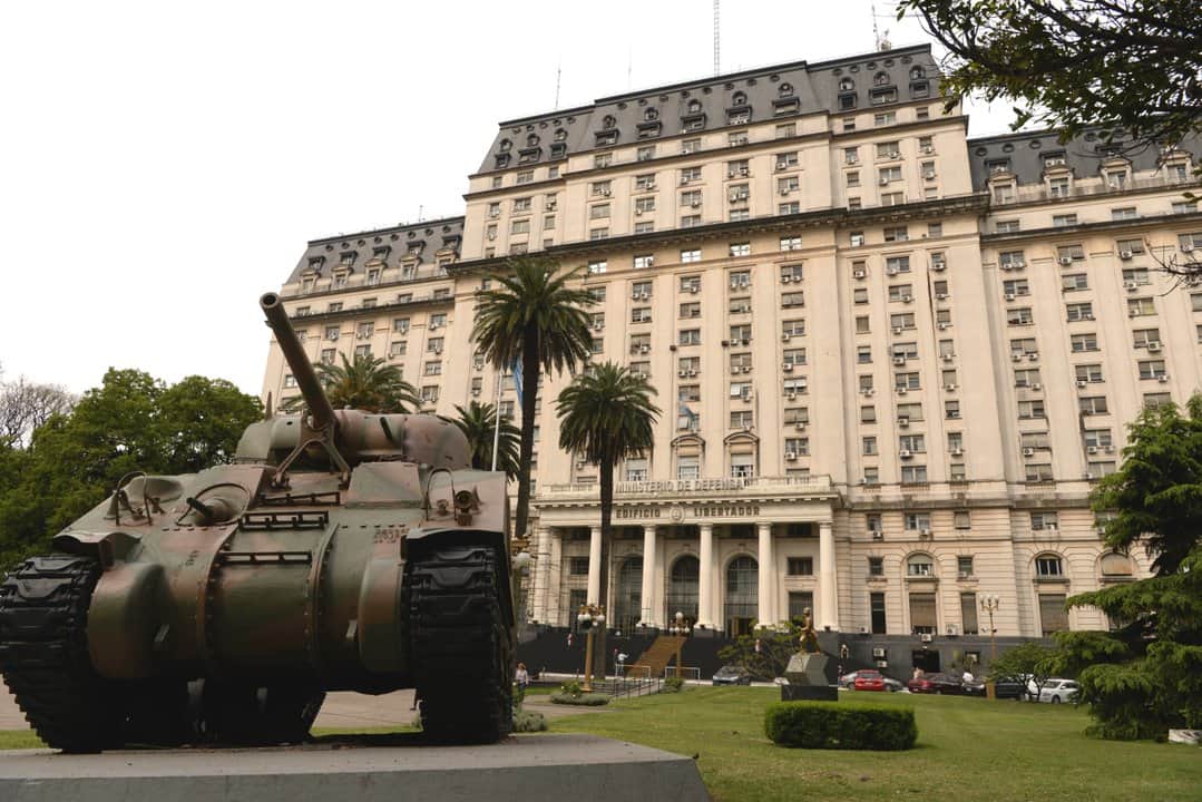 Milei modificó por DNU el Presupuesto para Defensa e inteligencia