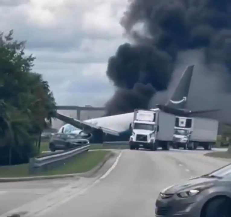 Alarma en Estados Unidos: un avión de carga se estrelló cerca del aeropuerto de Miami
