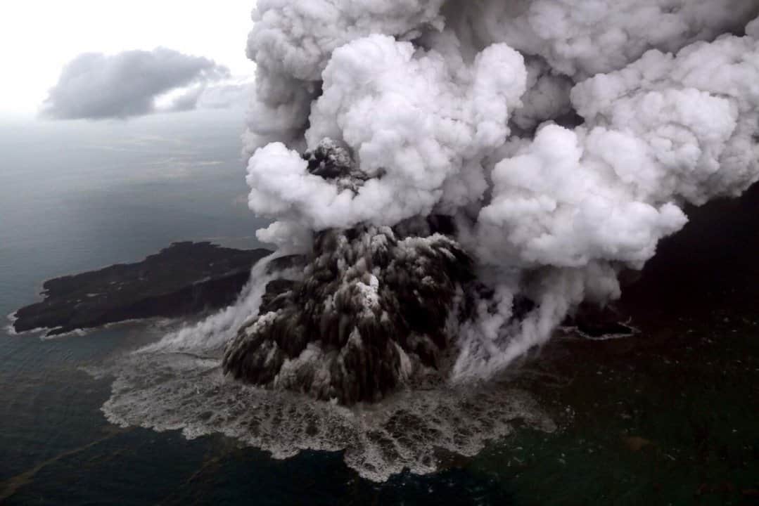 Erupción del volcán Anak Krakatoa en Indonesia hace cerrar ocho aeropuertos y afecta 1.500 vuelos