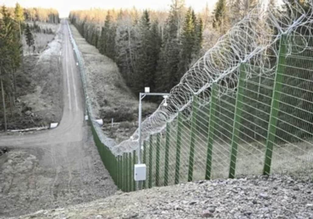 Finlandia finaliza valla de 200 kilómetros a lo largo de la frontera con Rusia