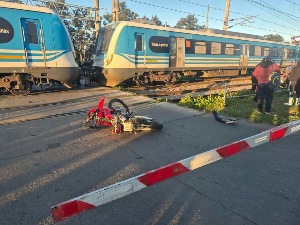 Cruzó en moto con la barrera baja y murió al ser atropellado por una formación del tren Roca en City Bell