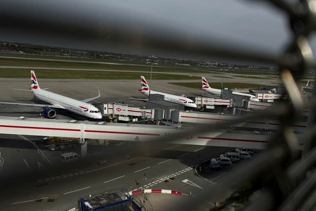 Caos aéreo en Reino Unido: fallo técnico de Nats provoca cancelación de más de 600 vuelos