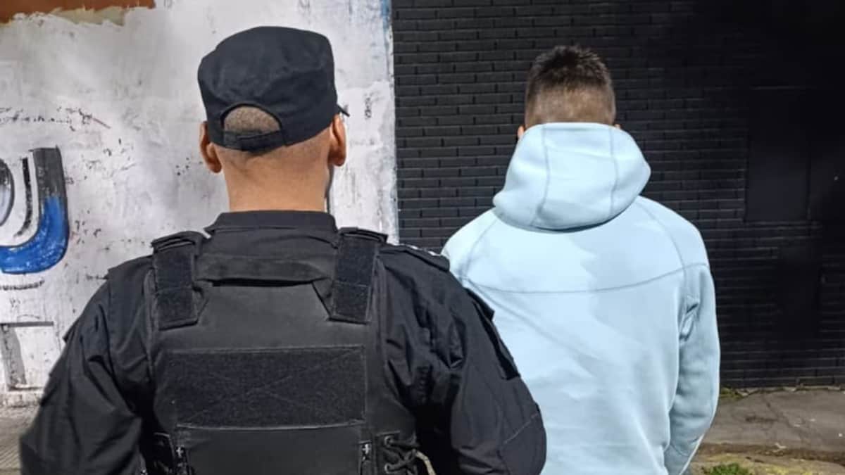 Un juvenil de Newell´s fue apresado por tenencia de un arma