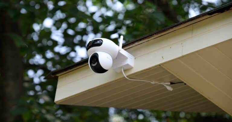 Vacaciones de invierno: cómo proteger la casa a distancia con cámaras, sensores y cerraduras inteligentes