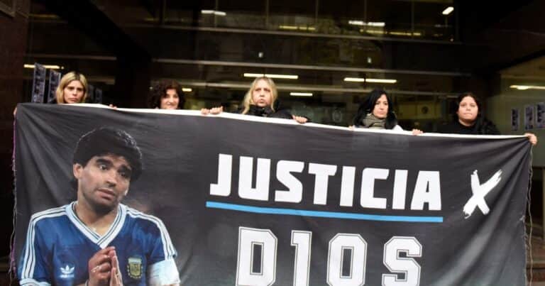 Un paseo en camioneta e hinchazón: qué declaró uno de los custodios en el juicio por la muerte de Maradona