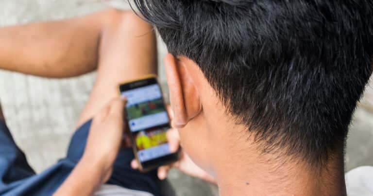 Día del Niño: cómo elegir el primer celular para un chico y qué controles parentales activar
