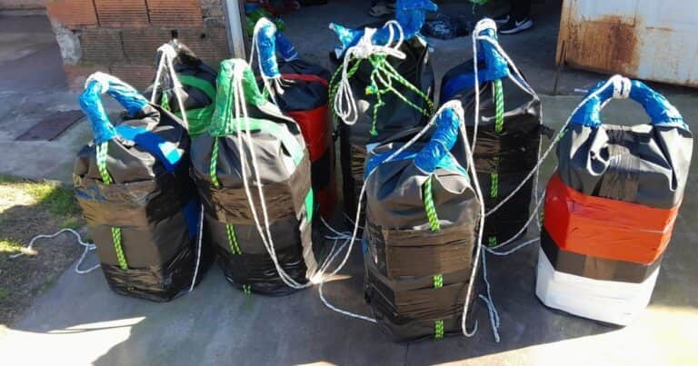Un bolso náutico comprado por Internet, la pista que llevó al secuestro de media tonelada de cocaína que iba a Europa