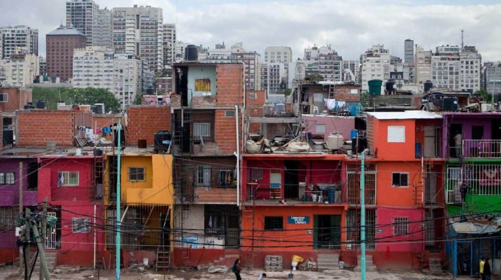 Más de 140 diputados buscan garantizar fondos para los barrios populares hasta 2036