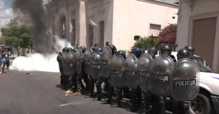Incidentes frente a la Municipalidad de Moreno durante la protesta por el asesinato de un delivery