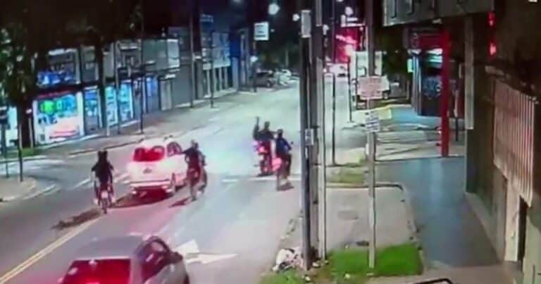 Siete motochorros balearon a un policía para robarle la moto en Morón, cayó herido al asfalto y nadie lo asistió