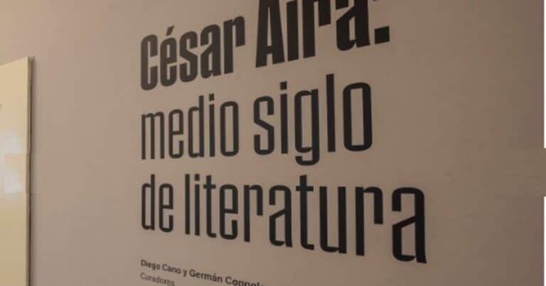 Un mapa para recorrer el universo creativo de César Aira en una muestra