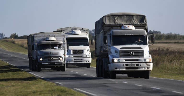 Aluvión de camiones en los puertos de Rosario: multarán a los camioneros sin turno