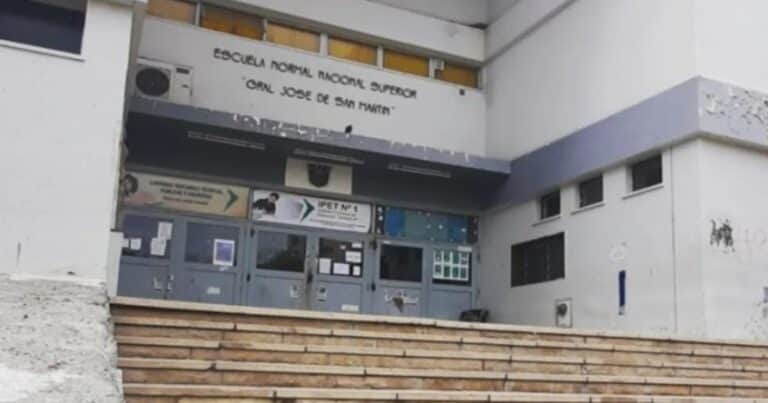 Violenta agresión en una escuela de Neuquén: una madre y su hija desfiguraron a golpes a la directora