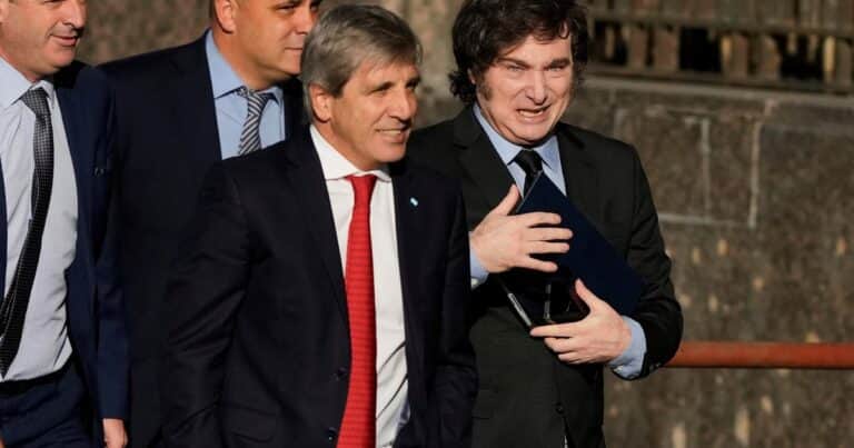 Luis Caputo envía a sus hombres a una reunión con las cerealeras en medio de las tensiones por los dólares