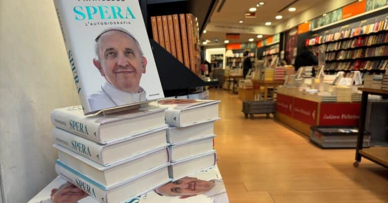 El Papa en dos libros: de la “Esperanza” de Francisco al “Loco de Dios en el fin del mundo” de Cercas