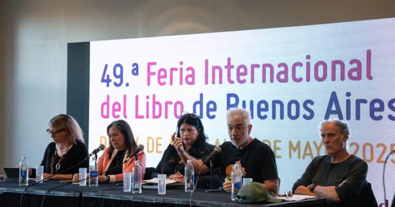 Chispazos, contrapuntos, aplausos y gritos en el debate final de la Feria del Libro dedicado a la libertad