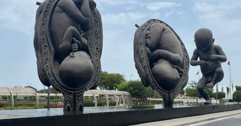 En Doha, la obra de Damien Hirst que permaneció cubierta cinco años y hoy da nombre a un barrio