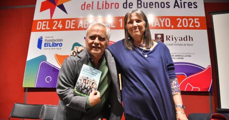 Juan Cruz Ruiz presentó su libro en la Feria y defendió a los periodistas agredidos por Milei