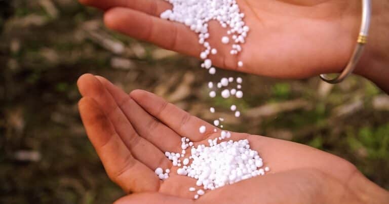 Lanzan un nuevo fertilizante que promete reemplazar cien kilos de urea por seis litros de líquido
