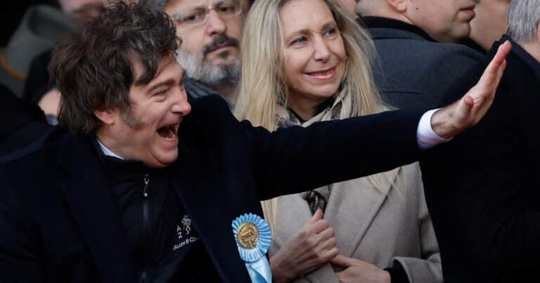 Para Bloomberg, el entusiasmo por los bonos argentinos se enfría hasta que pase una elección clave para Milei
