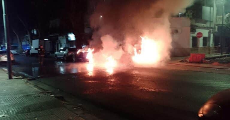 Ataque quemacoches en Villa del Parque: «Vino a contramano, bajó y prendió fuego todo»