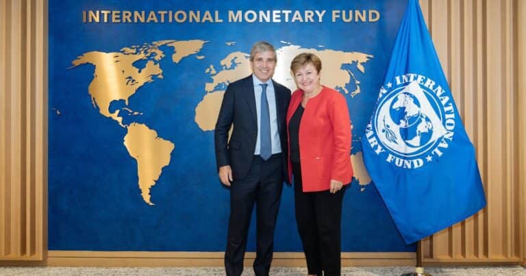 El FMI anunció un acuerdo técnico para que Argentina reciba US$ 2.000 millones
