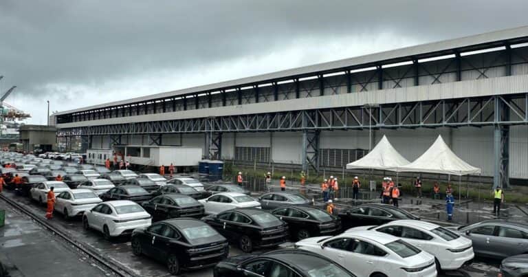 Las exportaciones y las importaciones marcaron récord en julio, pero el saldo comercial sigue bajando