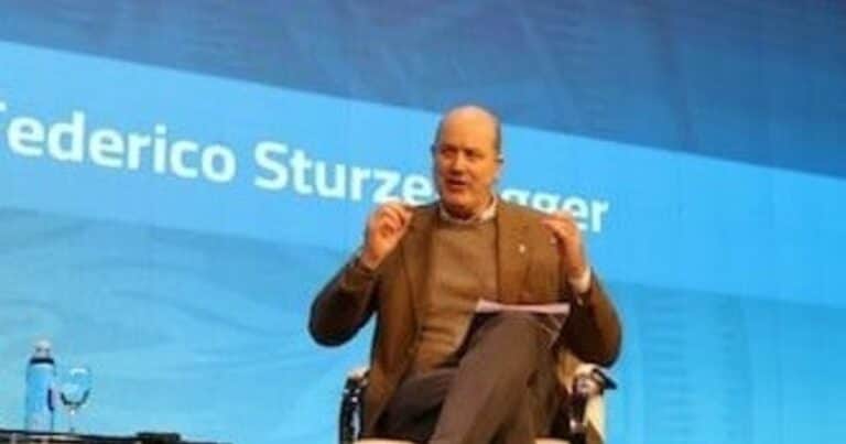 El show de Sturzenegger en una cena de la universidad de San Andres: bitrenes, yerba con «esteroides», importación de acero y el control de sandías