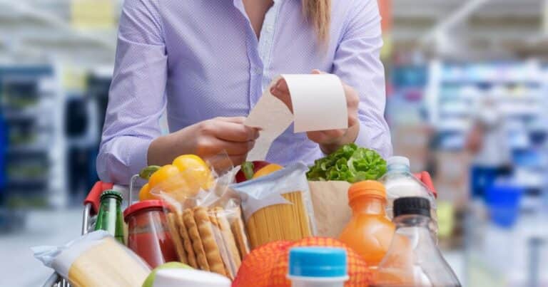 La actividad económica mostró dos velocidades en junio: subió 6,4% contra el año pasado, pero cayó 0,7% contra mayo