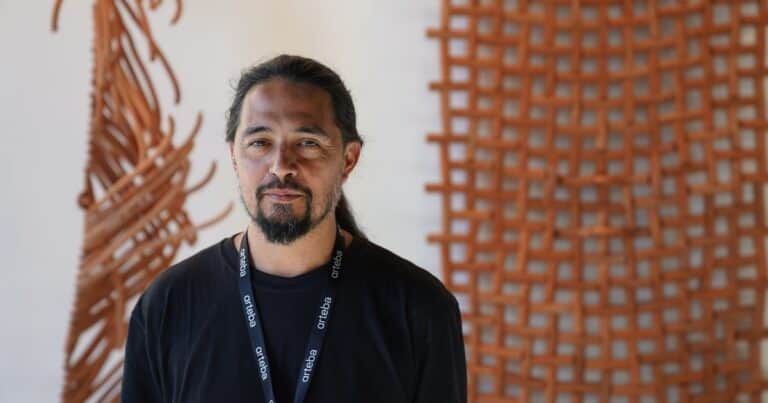 Un original tejido de cerámica se quedó con el premio Volf de arteba, que vincula arte y oficios