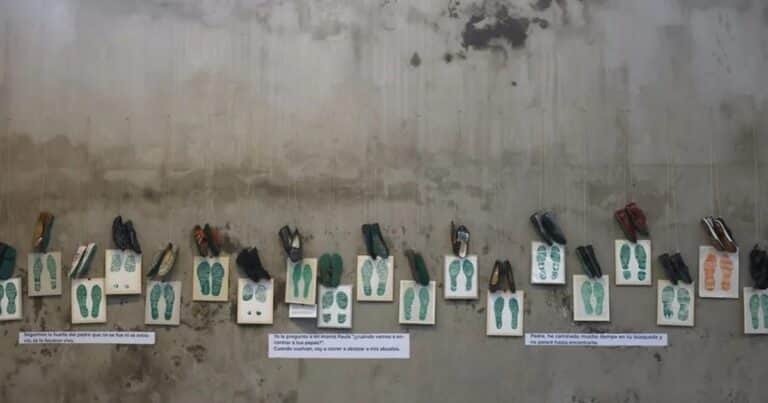 Con 150 pares de zapatos, una exposición visibiliza la crisis de desapariciones en México