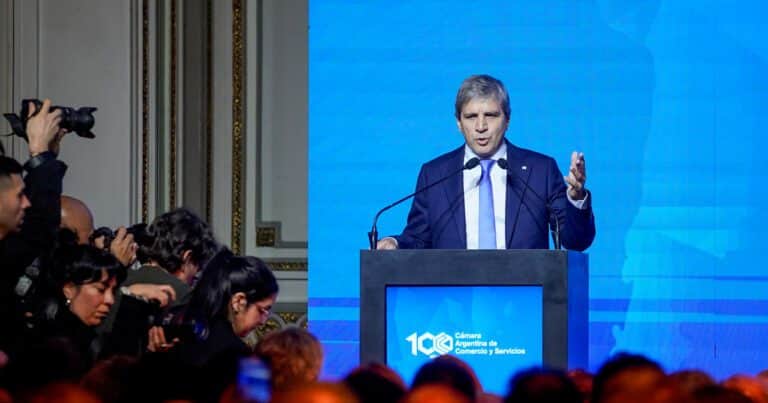 El Gobierno sube los encajes al 53,5% y busca que los bancos renueven más deuda