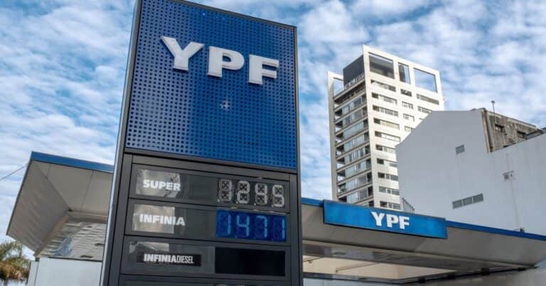 Tras la suba del dólar, se evalúa un aumento de la nafta y el Gobierno pone la mira en los alimentos