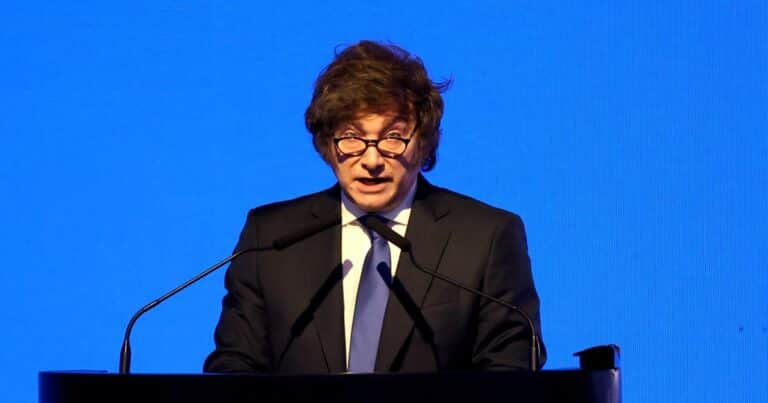 «Las devaluaciones recurrentes no son la solución»: Milei defendió el valor del peso y volvió a pedir la reforma fiscal