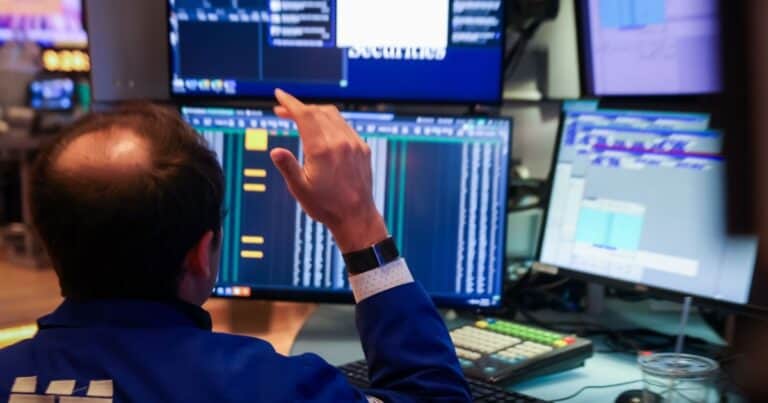 El dólar en los bancos ya roza los $1460 y las acciones argentinas en Wall Street se hunden hasta 15%