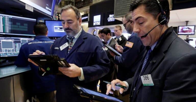 Mercados: los bonos argentinos caen tras el anuncio de controles cambiarios del Banco Central