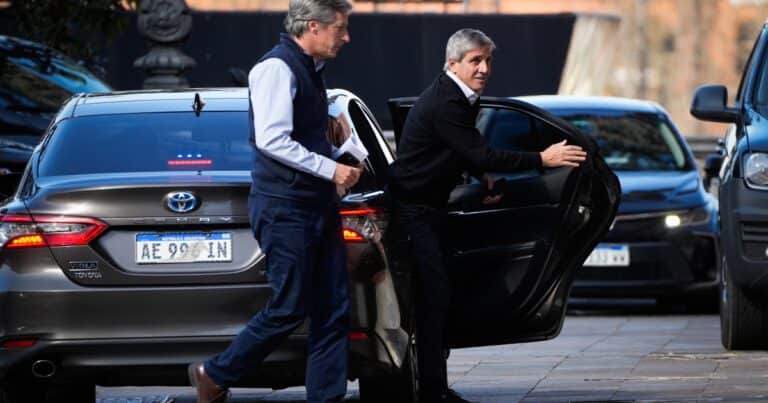 «Rulo»: la mitad de los dólares que compraron los ahorristas fue usado por las empresas para dolarizarse
