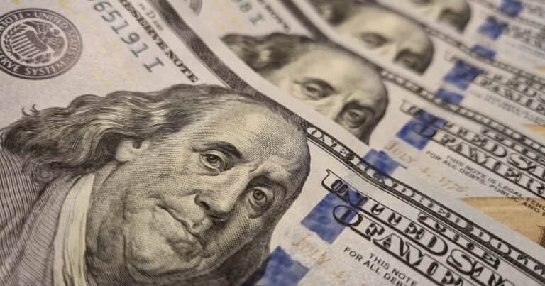 El dólar sigue en alza y marca un nuevo récord: las tres claves por las que roza los $ 1.400