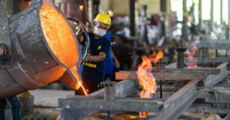 La industria cayó 1,2% interanual en agosto, según FIEL: alerta sobre una nueva fase recesiva